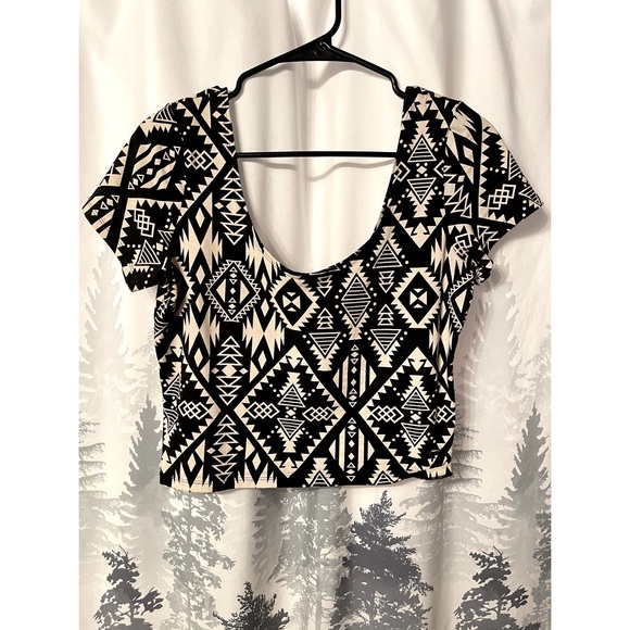 Victoria’s Secret PINK Aztec Crop Top Black/White. - Picture 4 of 4